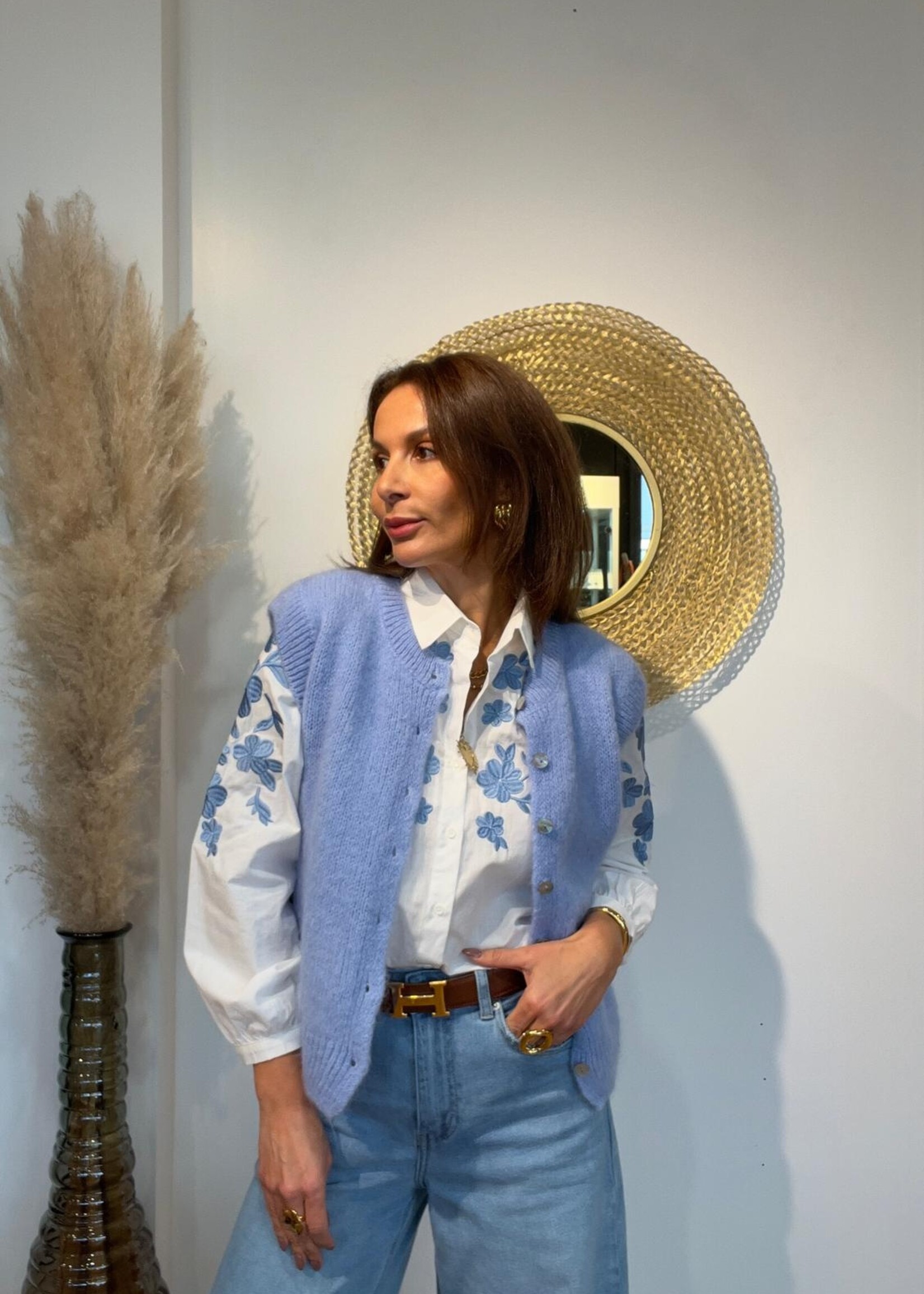 WITTE HEMD MET FLORALE BORDUURSELS OP BORST EN MOUWEN