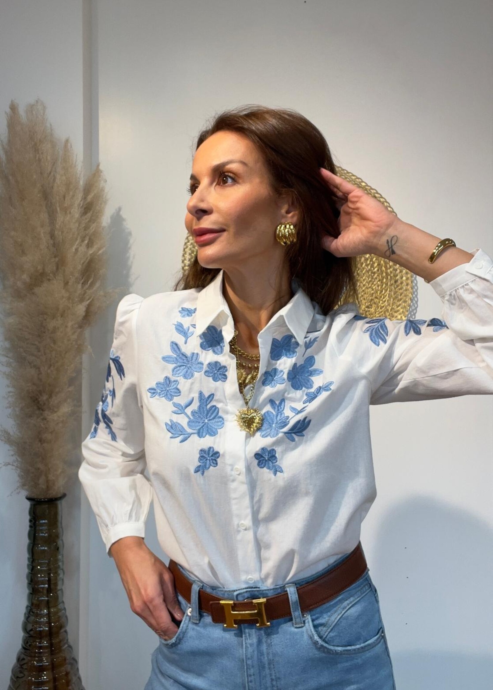 WITTE HEMD MET FLORALE BORDUURSELS OP BORST EN MOUWEN