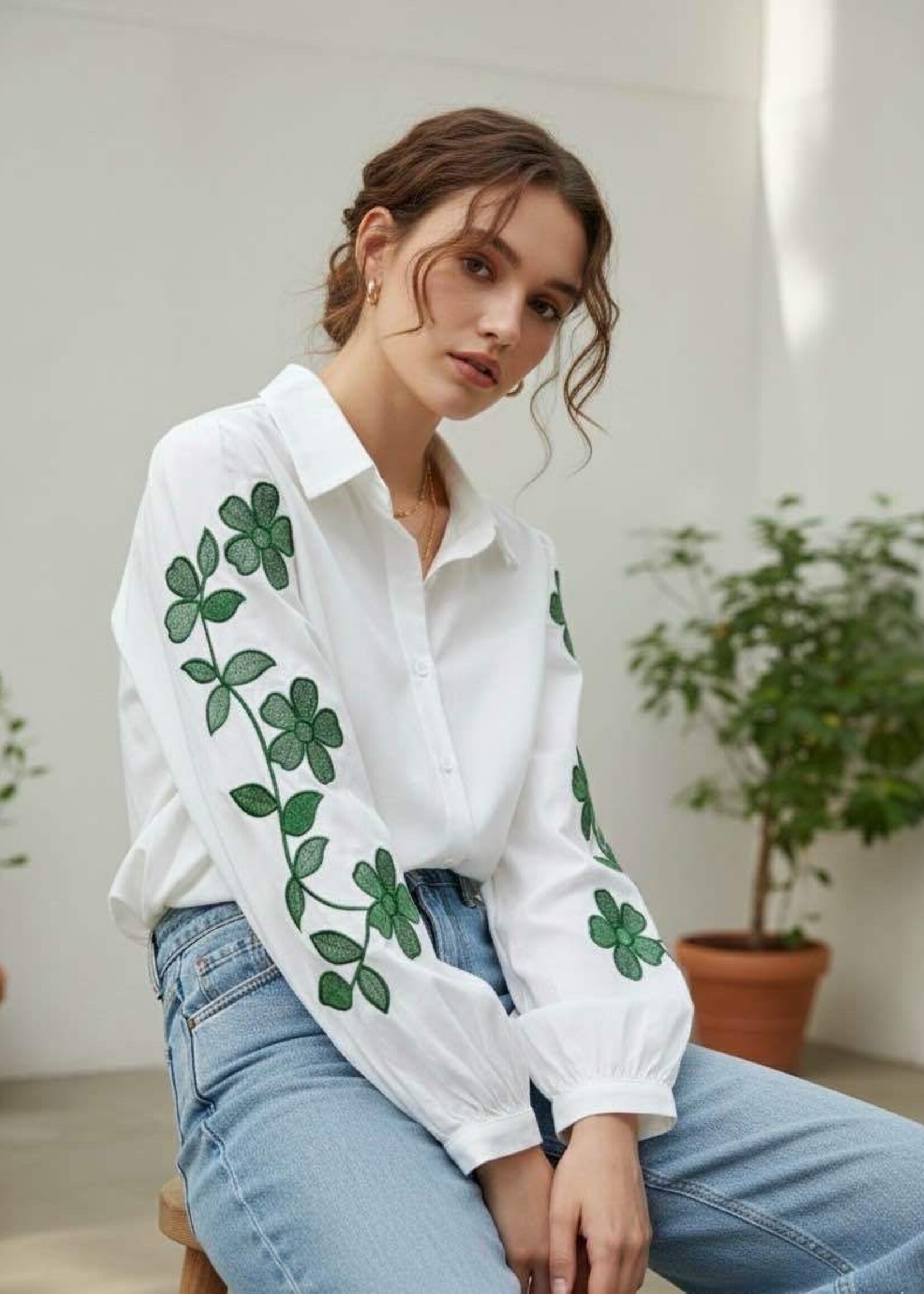 CHEMISE BRODERIE SUR LES MANCHES