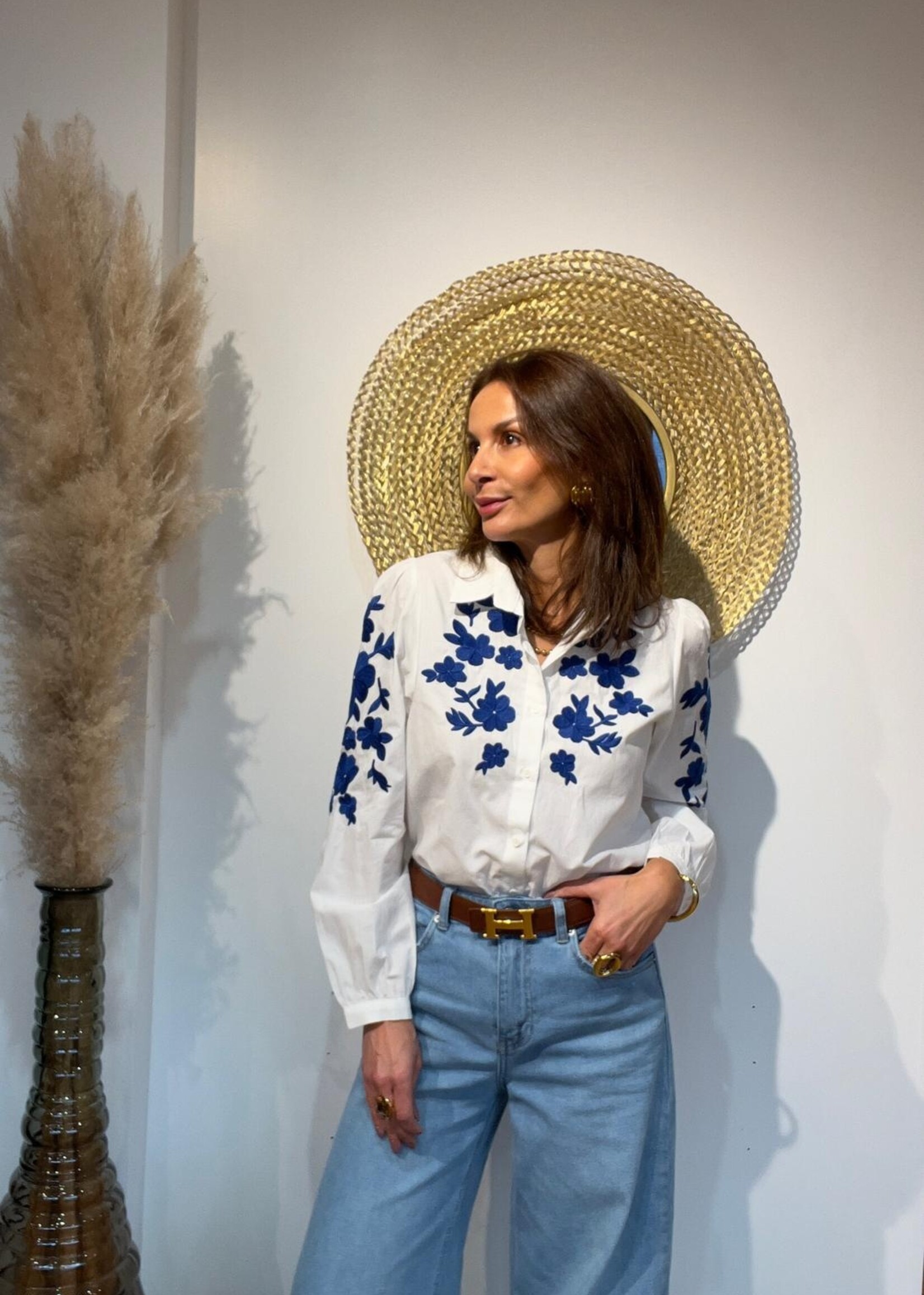 WITTE HEMD MET GEBORDUURDE BLOEMEN