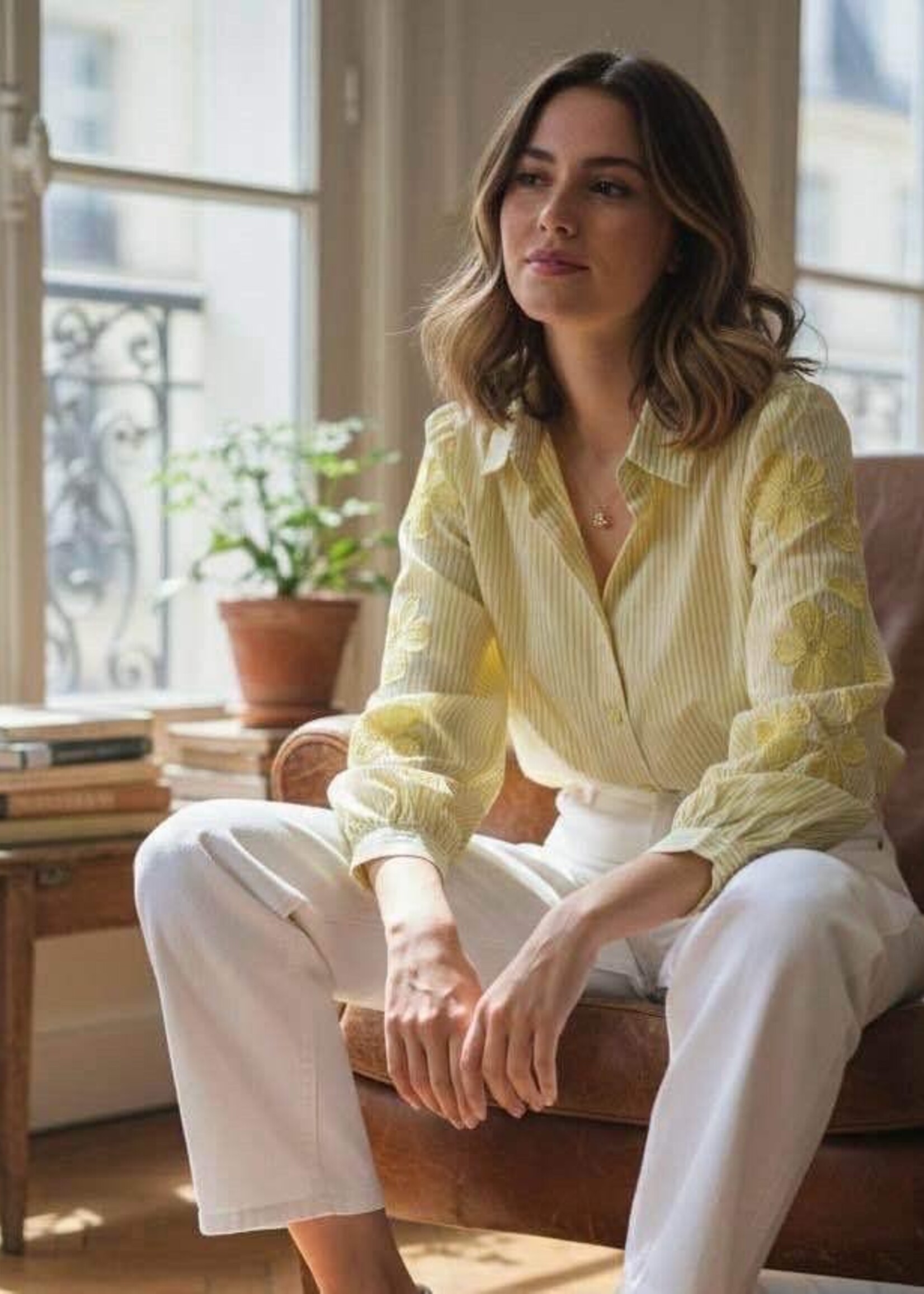 CHEMISE LIGNÉ BRODERIES SUR LES MANCHES