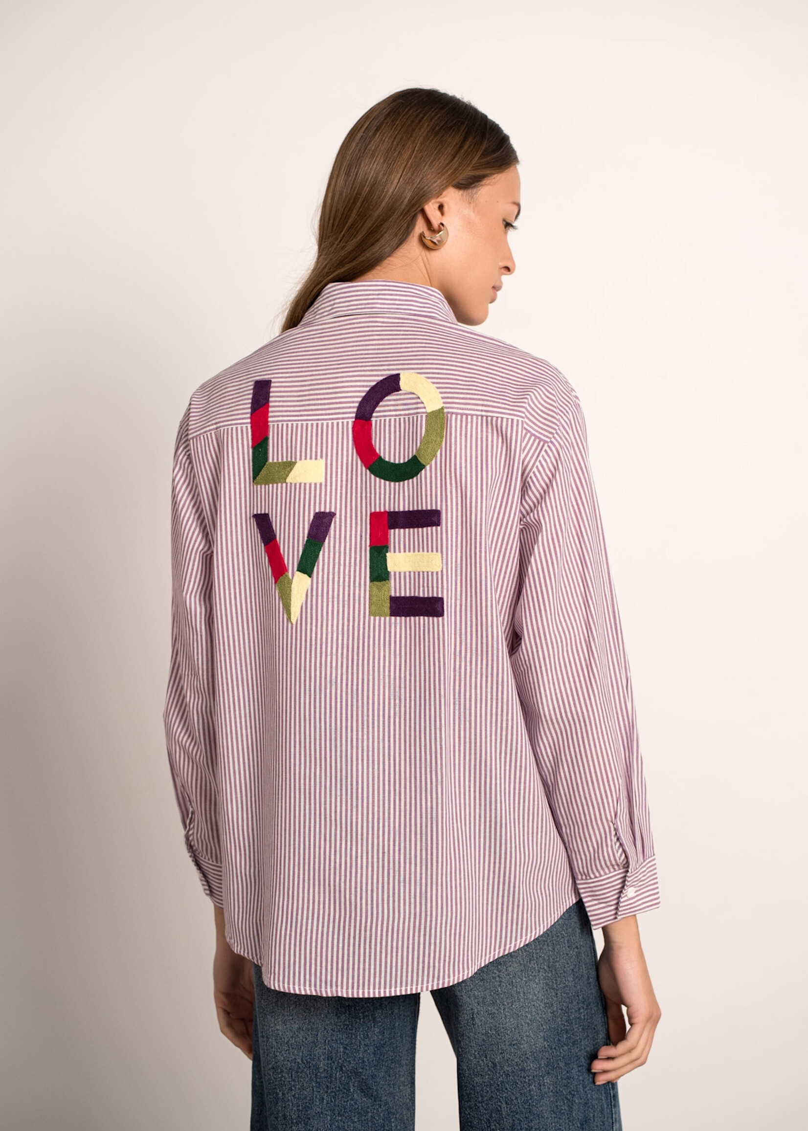 GESTREEPTE HEMD MET BORDUURSEL "LOVE"