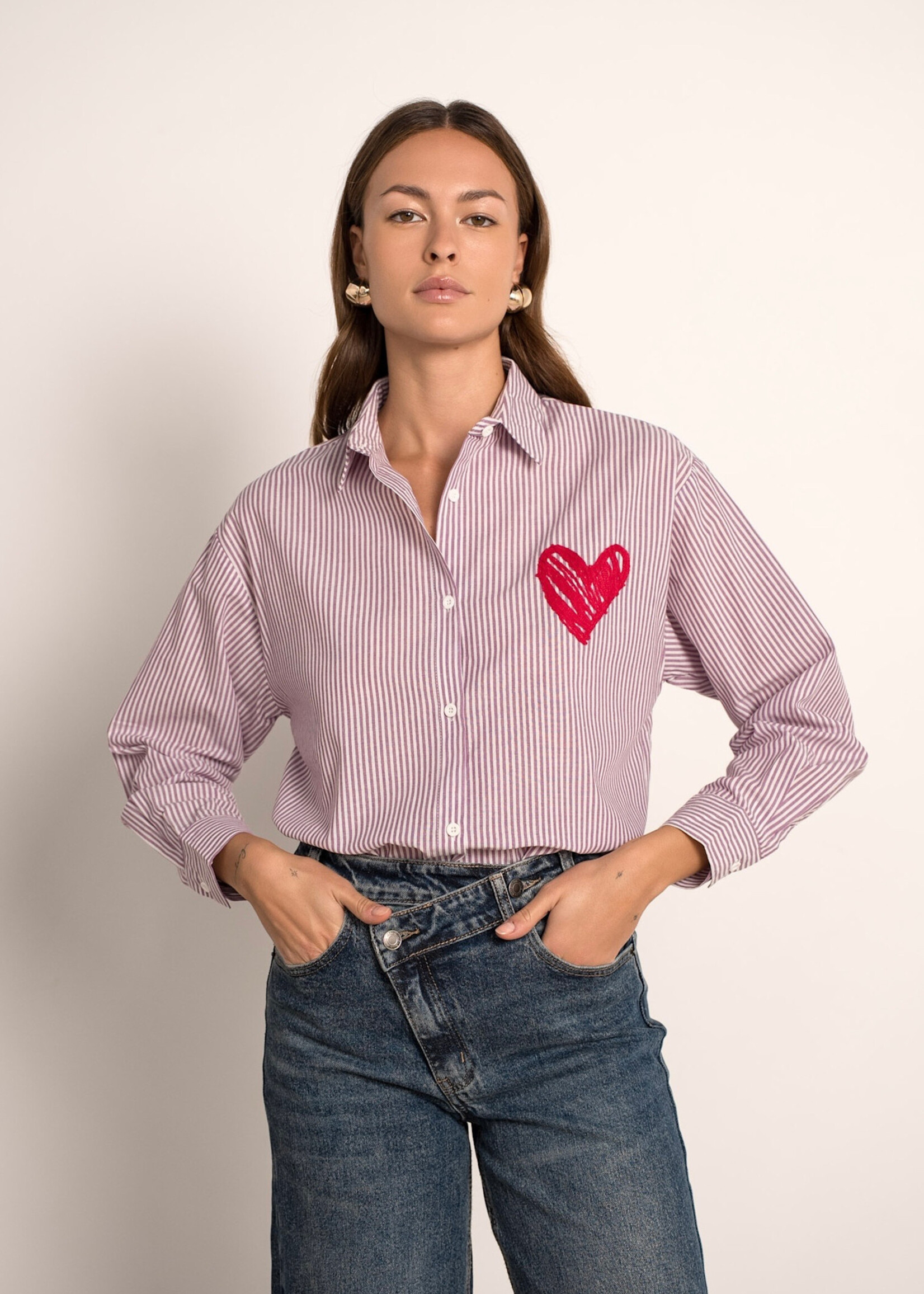 GESTREEPTE HEMD MET BORDUURSEL "LOVE"