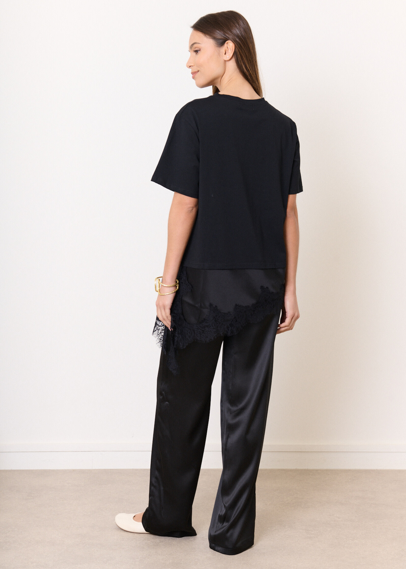 ASYMMETRISCH TSHIRT MET KANTEN DETAIL