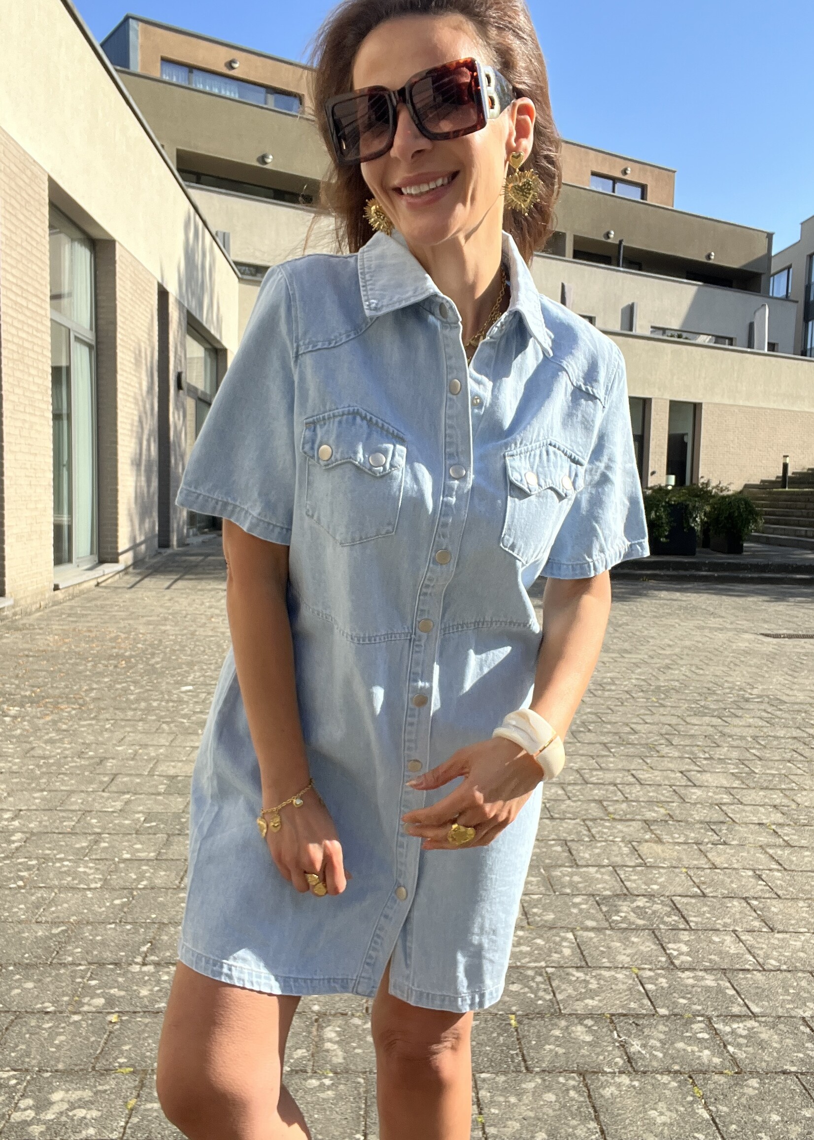 HALFLANGE JEANSJURK MET KORTE MOUWEN