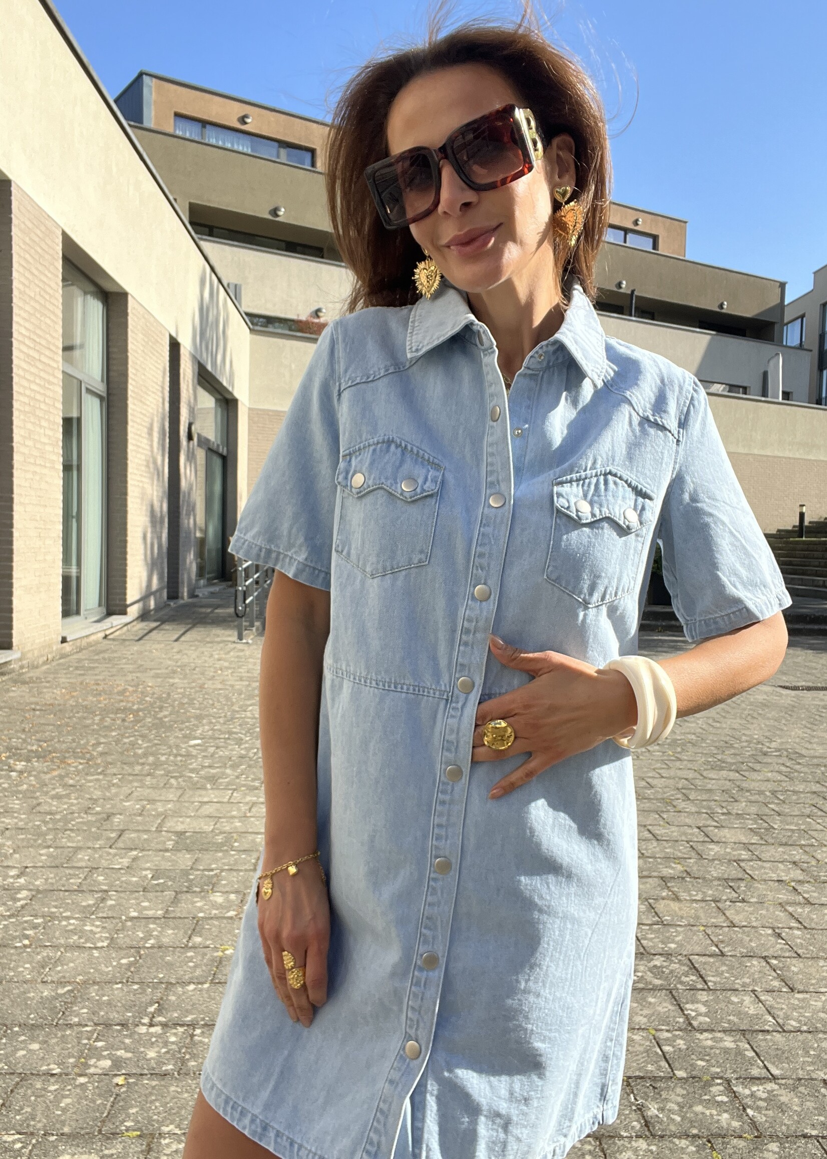 HALFLANGE JEANSJURK MET KORTE MOUWEN