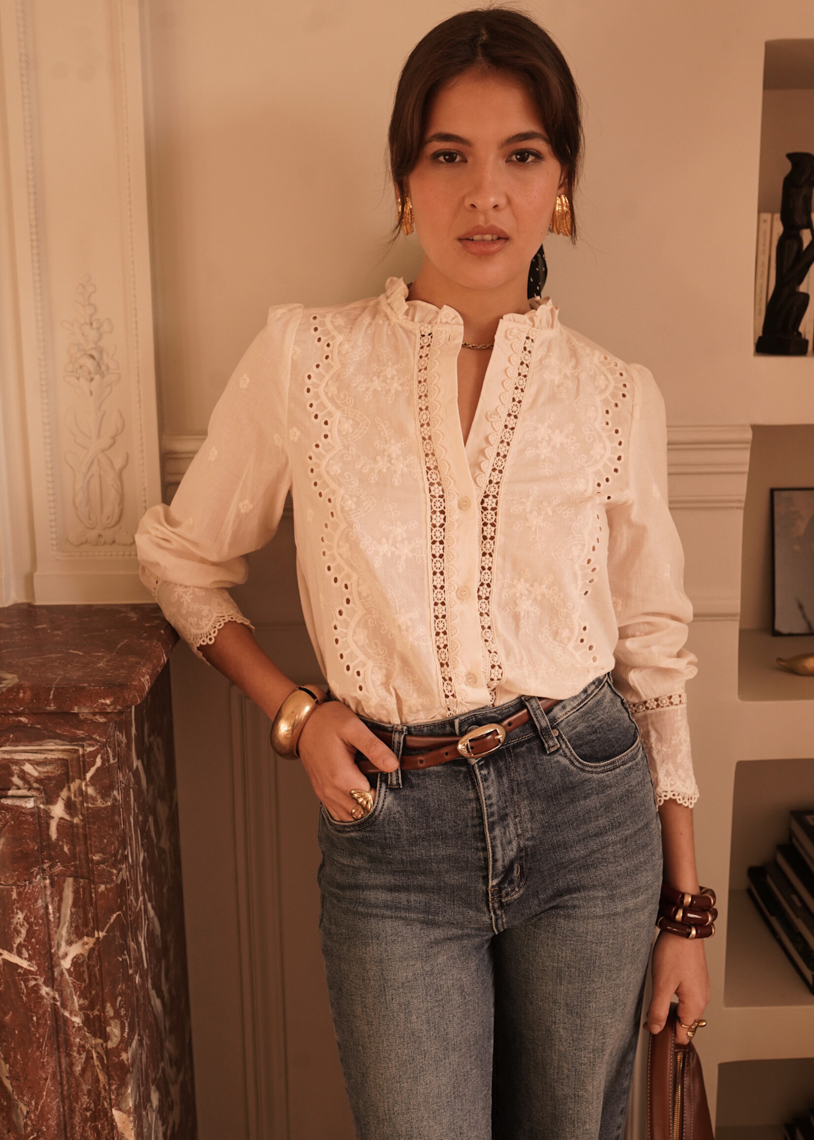 CHEMISE COL ROND DETAIL DENTELLE