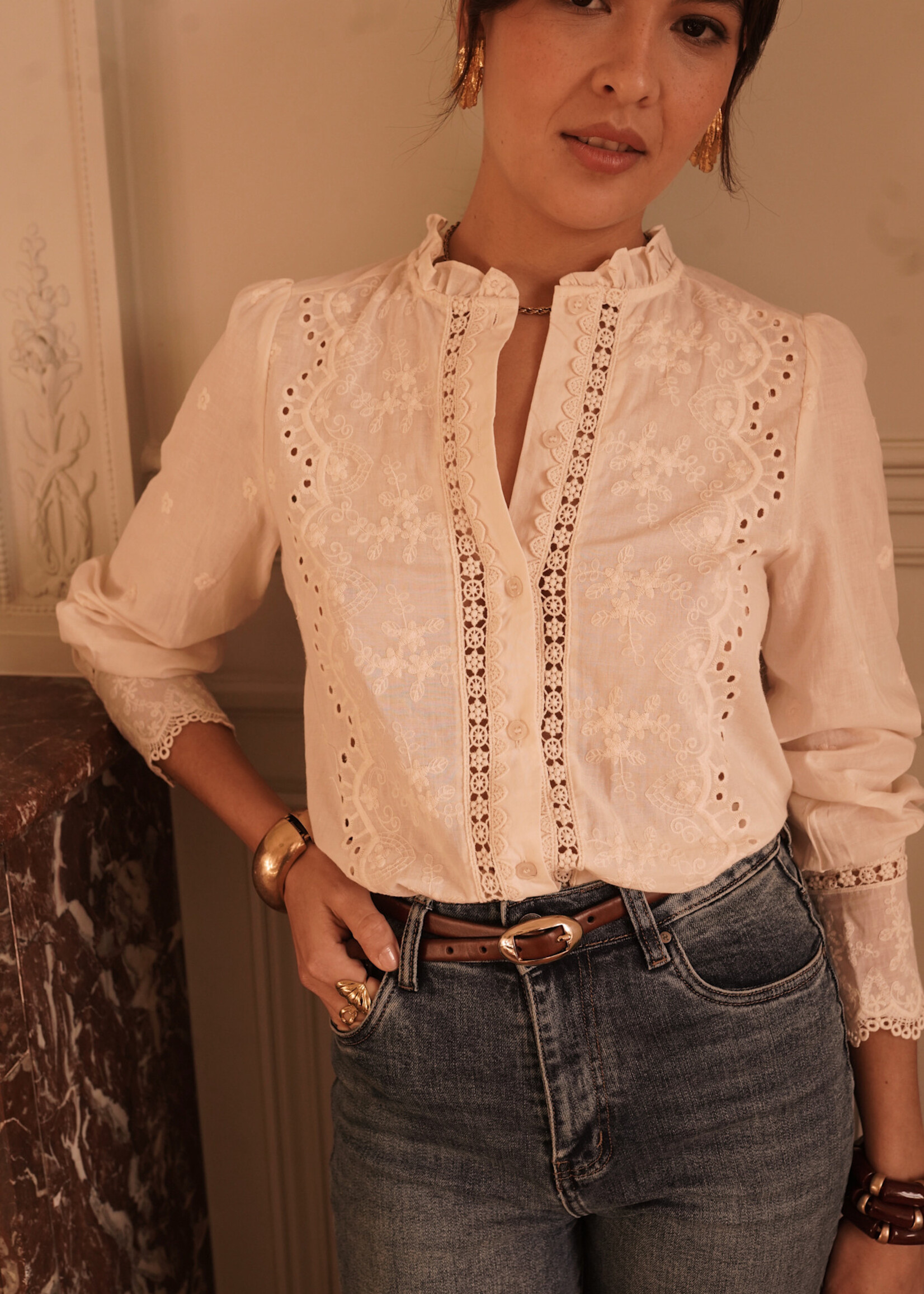 CHEMISE COL ROND DETAIL DENTELLE