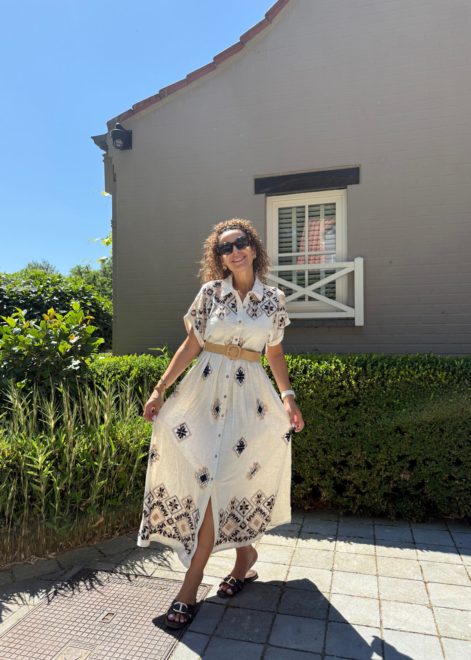 Robe chemise en coton avec broderies et ceinture – Taille unique