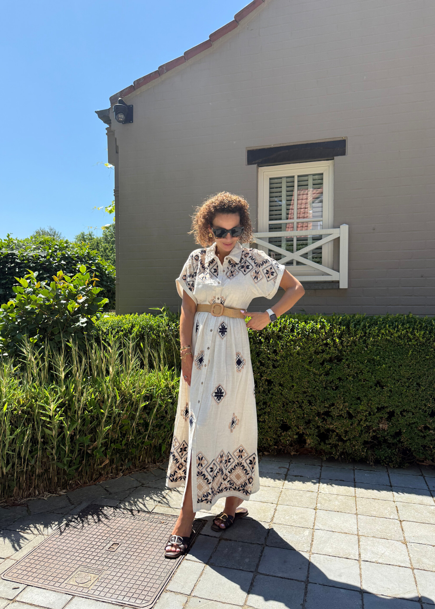 Robe chemise en coton avec broderies et ceinture – Taille unique