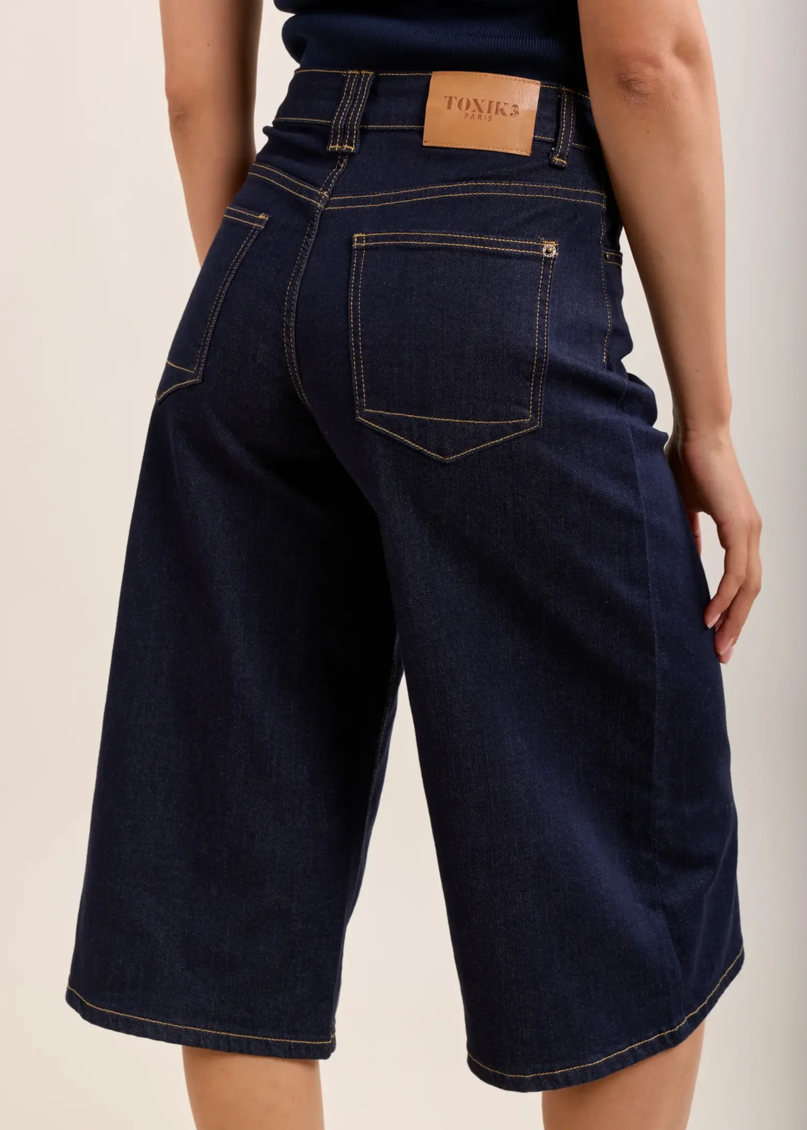 TOXIK3 TOXIK3 Wide-Leg Stretch Denim Bermuda met Lage Taille