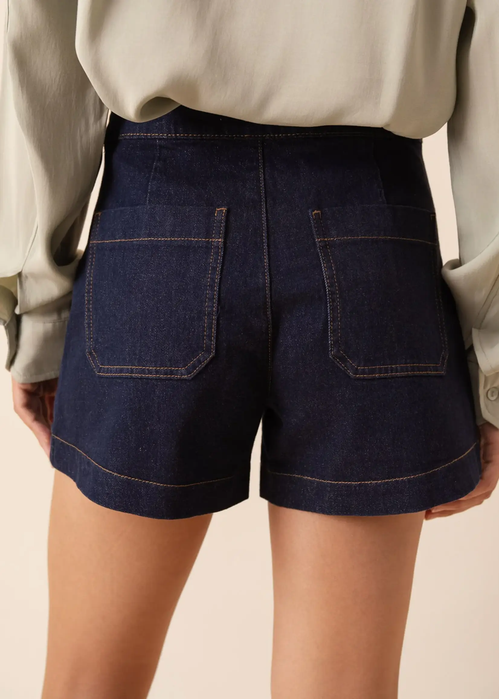 ORAIJE SHORT VICTORINE MET KNOPEN