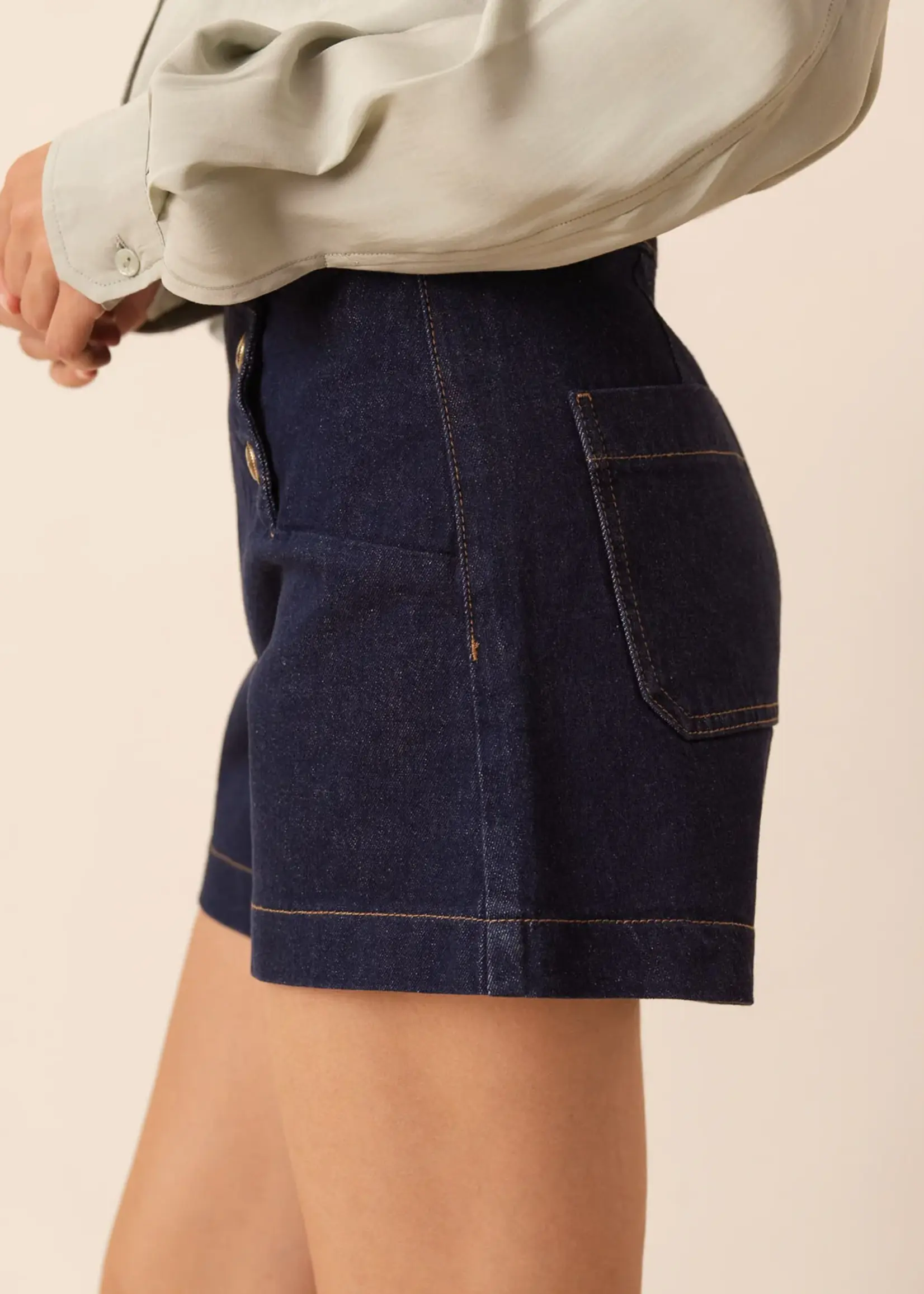 ORAIJE SHORT VICTORINE MET KNOPEN