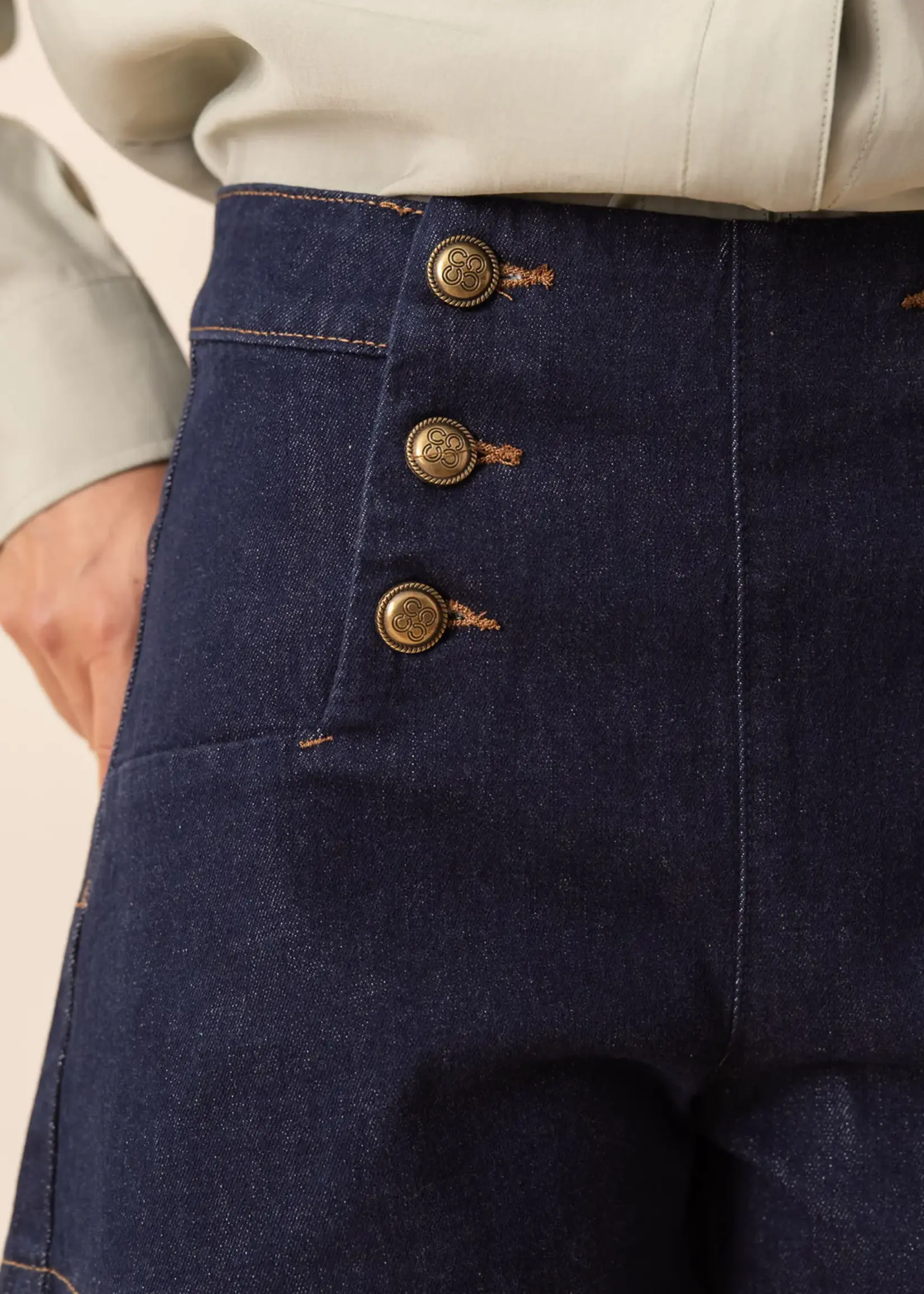 ORAIJE SHORT VICTORINE MET KNOPEN