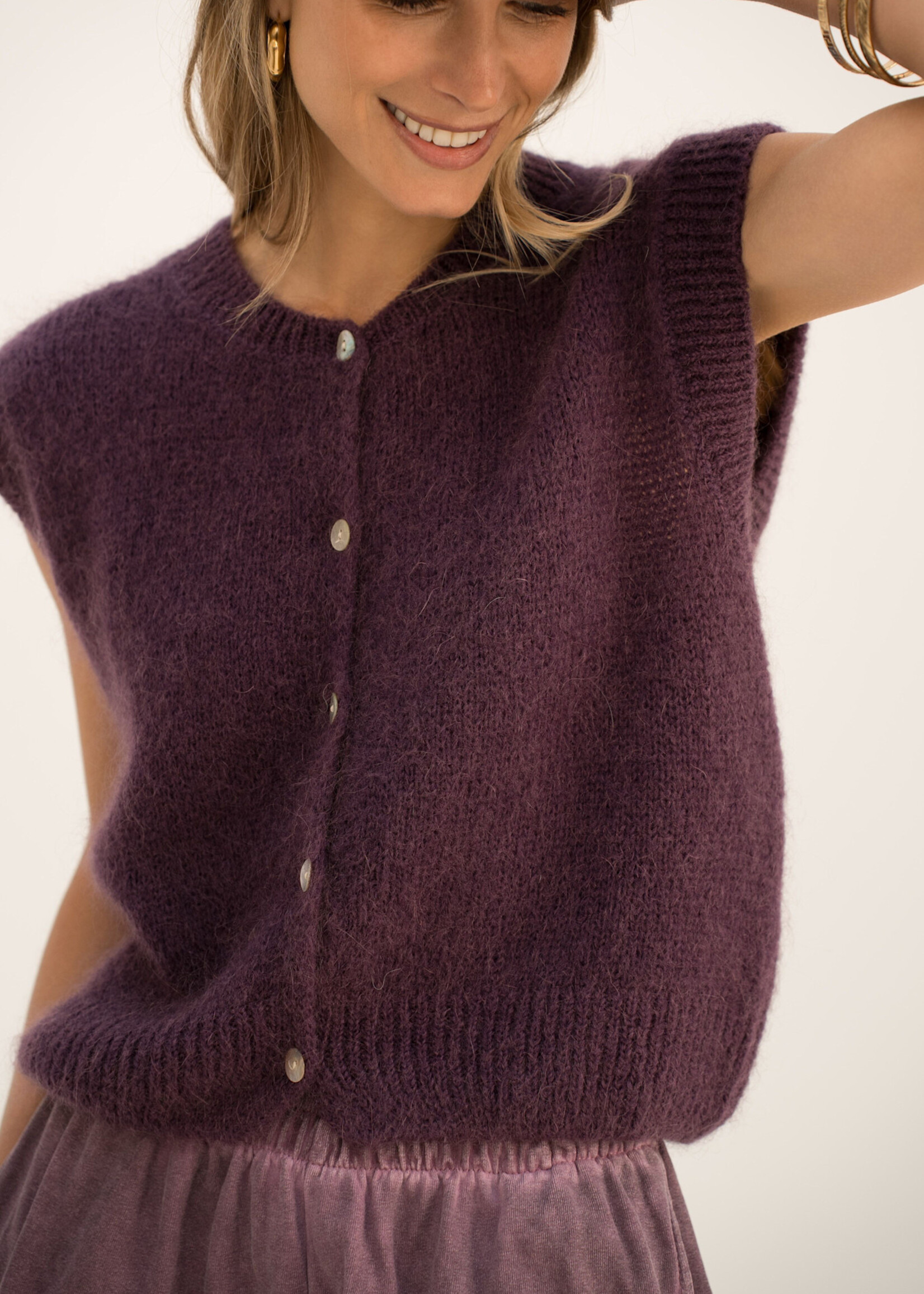 Mouwloos vest in mohairmix met knopen
