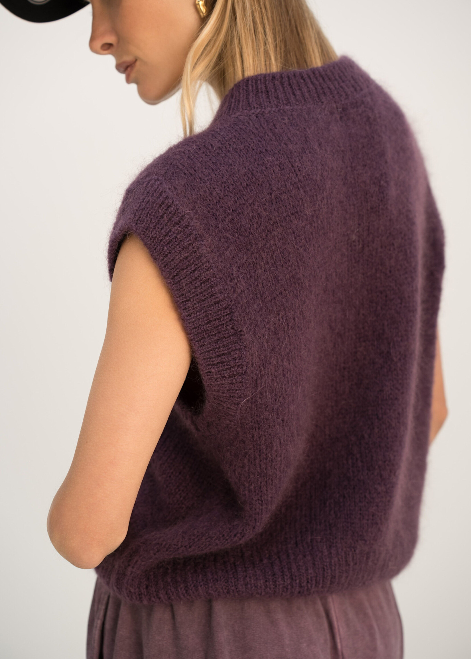 Mouwloos vest in mohairmix met knopen