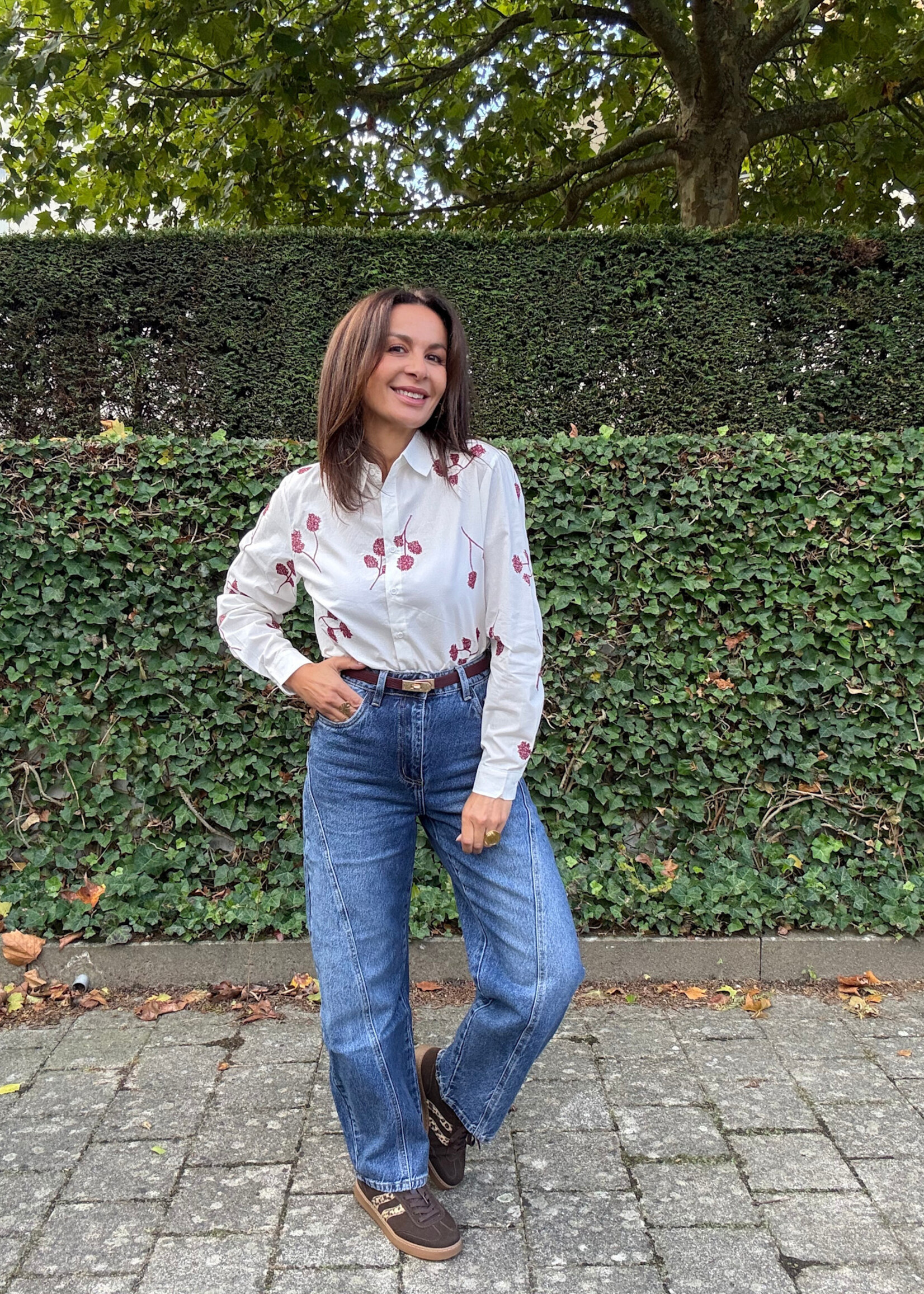 Chemise à broderies de branches