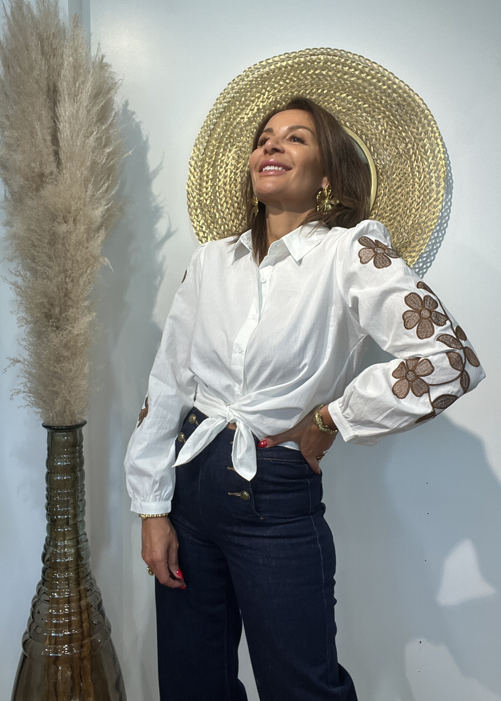 Chemise blanche à broderies florales sur les manches