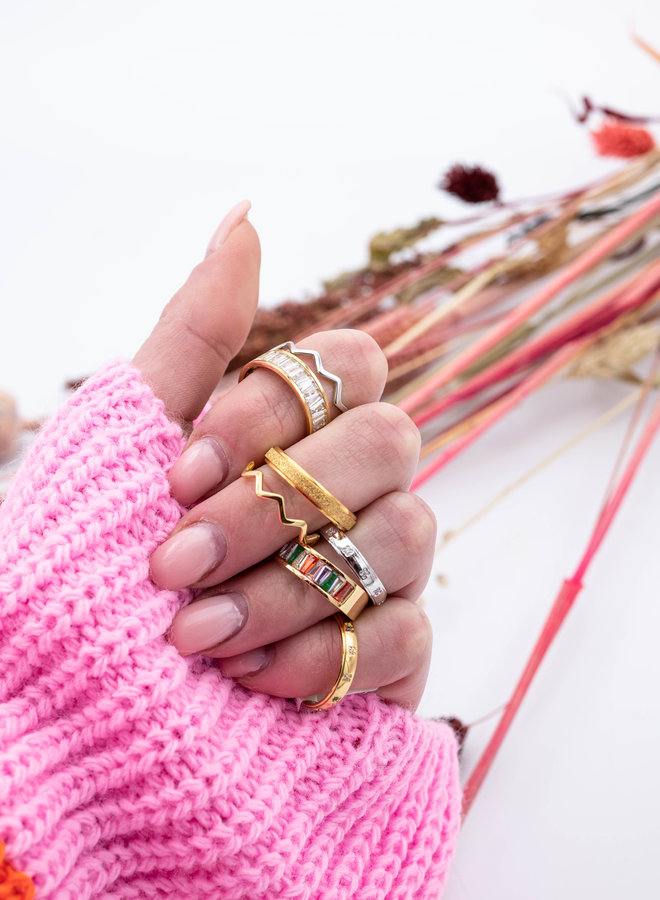 Gouden ring met reliëf