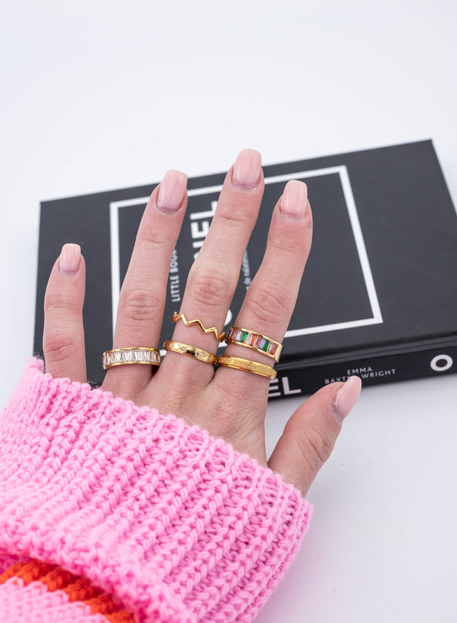 Gouden ring met reliëf