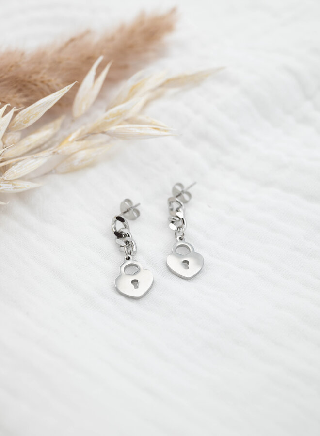 Oorbel locked heart chain