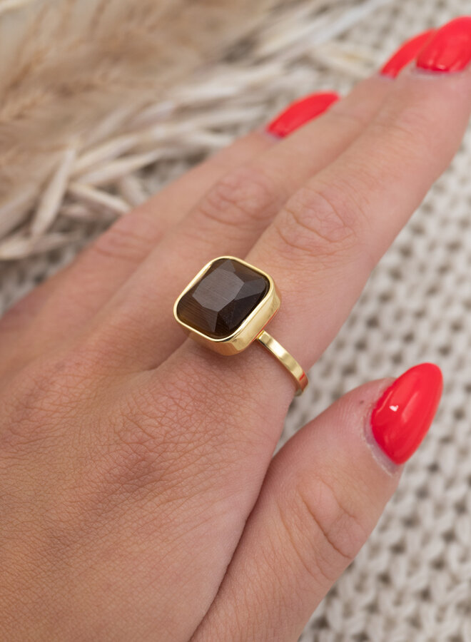 Gouden ring met vierkante steen zwart