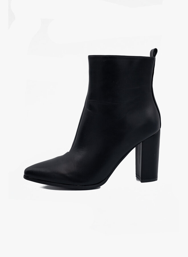 zwarte enkellaarsjes met hak