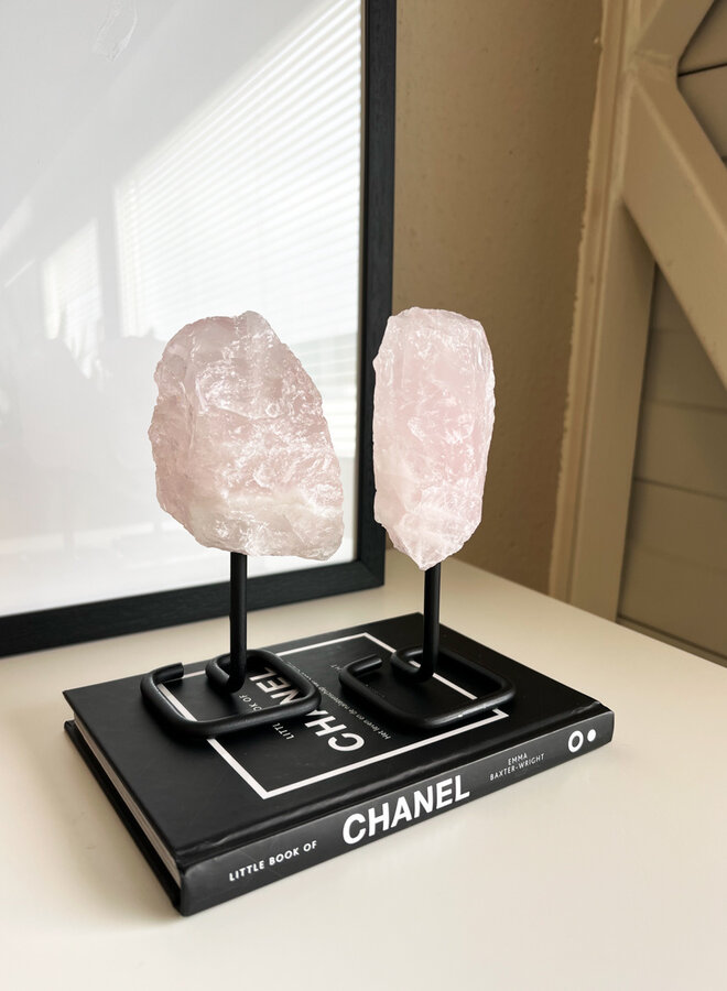 Ornament rozenkwarts ruw op standaard