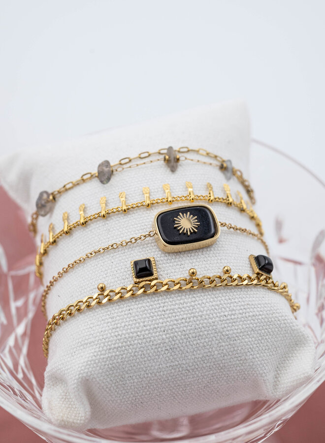 Gouden armband met zwarte bedels