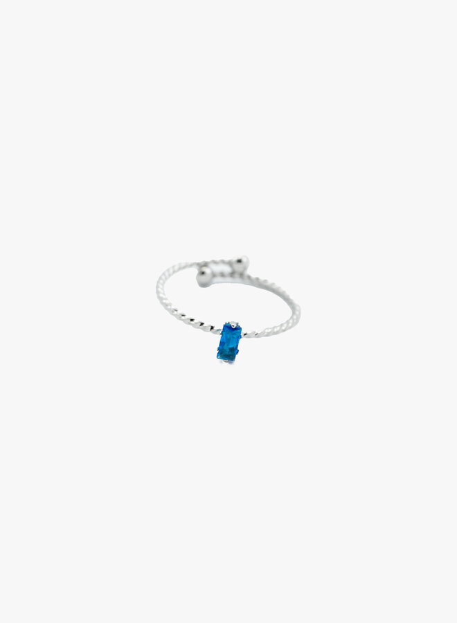 Gedraaide ring met blauw steentje