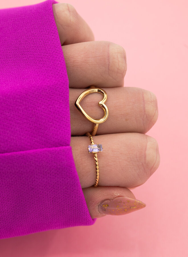 Gedraaide ring met paars steentje