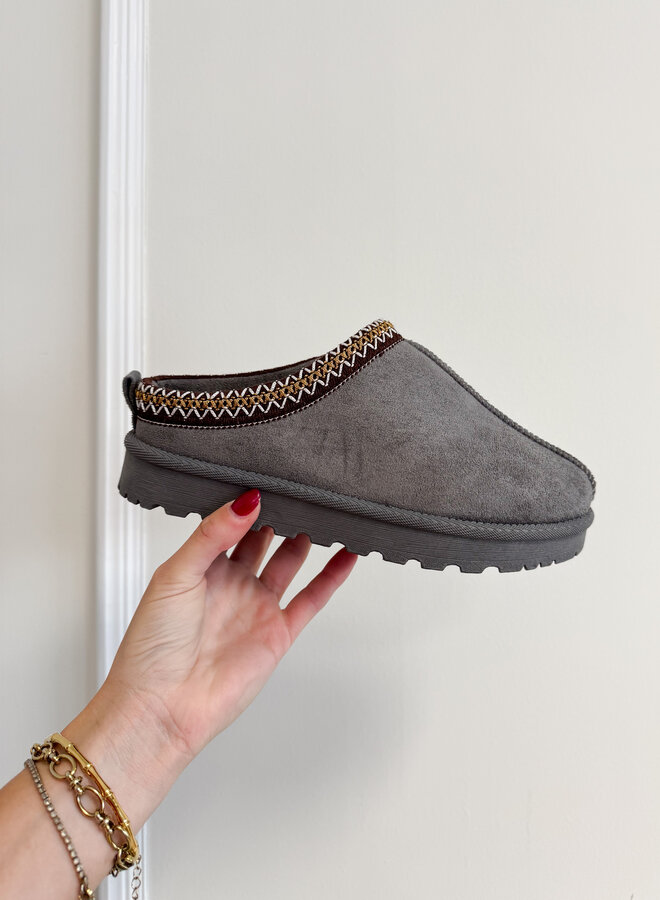 Ugg dupe instapper grijs geborduurd