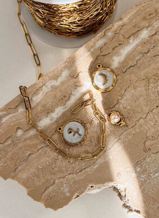 Bedel parel in schelp