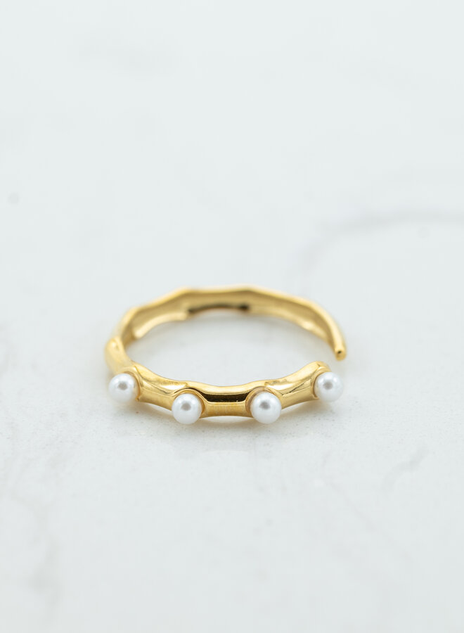 Subtiele ring met parels