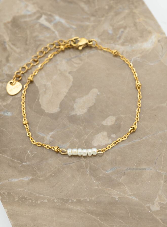 Bedel armband white beads goud