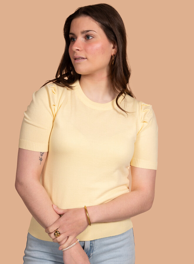 Top met kleine pofmouw geel