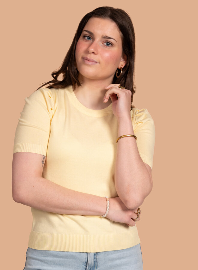 Top met kleine pofmouw geel