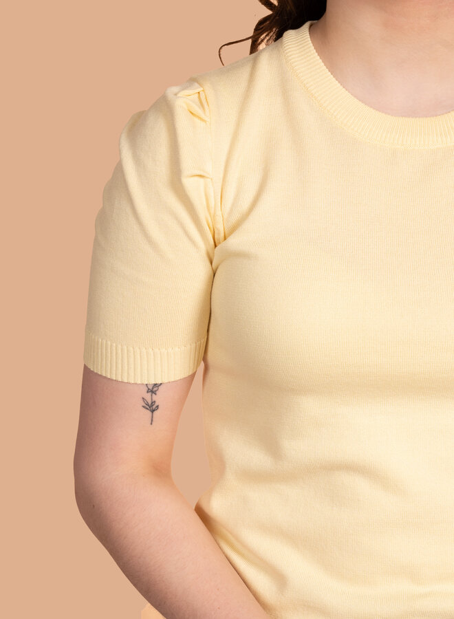 Top met kleine pofmouw geel