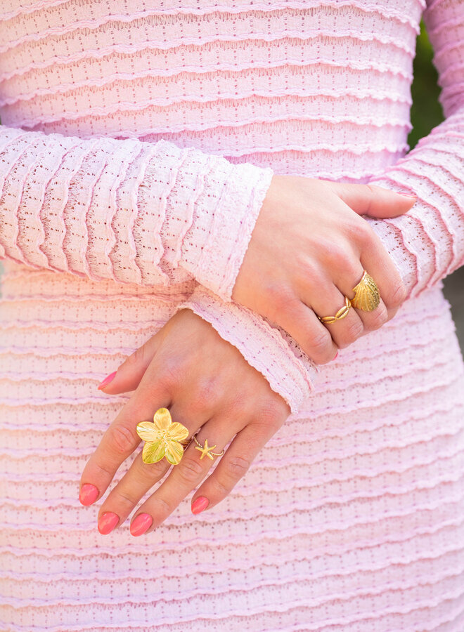 Ring gedraaid met zeester goud