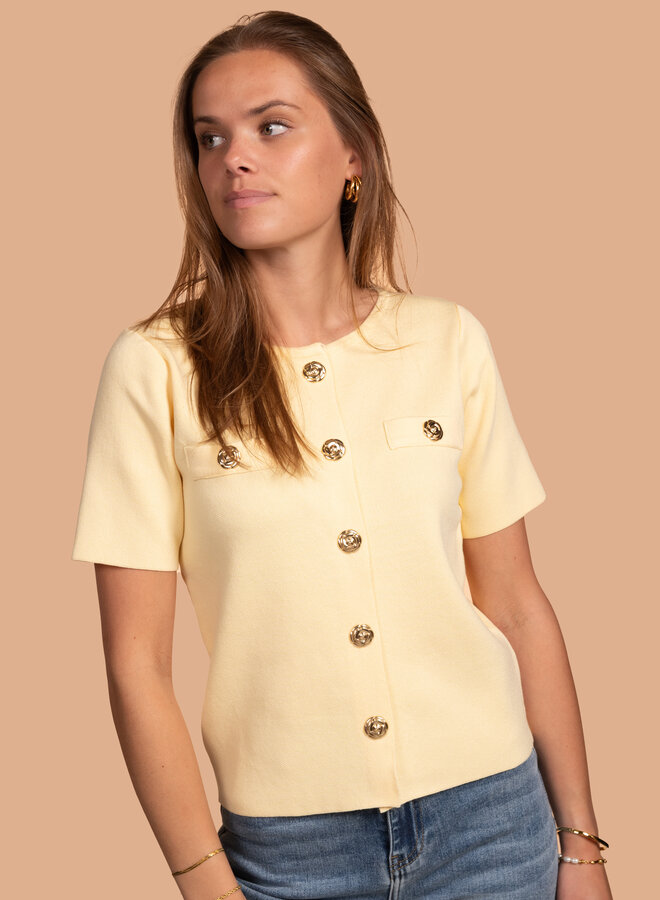 Vestje geel met gouden knoop