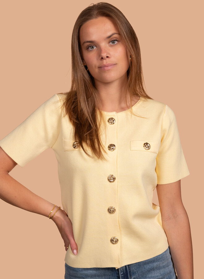 Vestje geel met gouden knoop