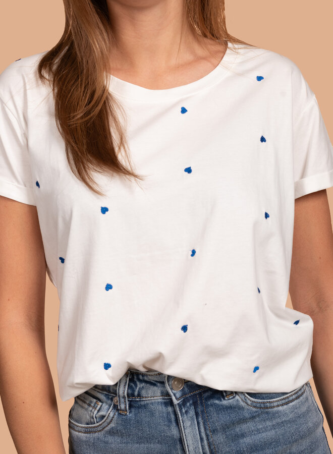 T-shirt met blauwe hartjes