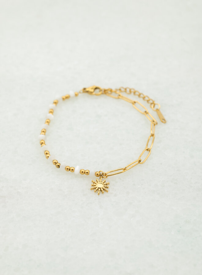 Armband witte kralen en zon goud