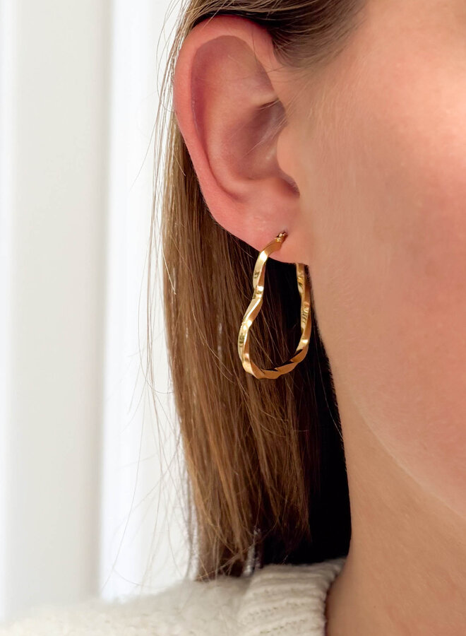 Gedraaide oorring hart goud