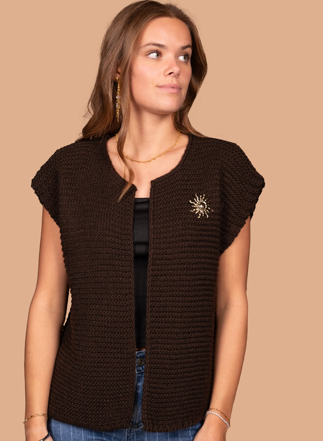 Gilet met broche bruin