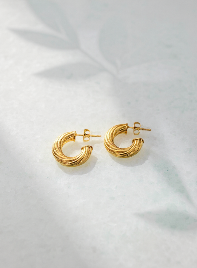 Fijne oorring twister goud