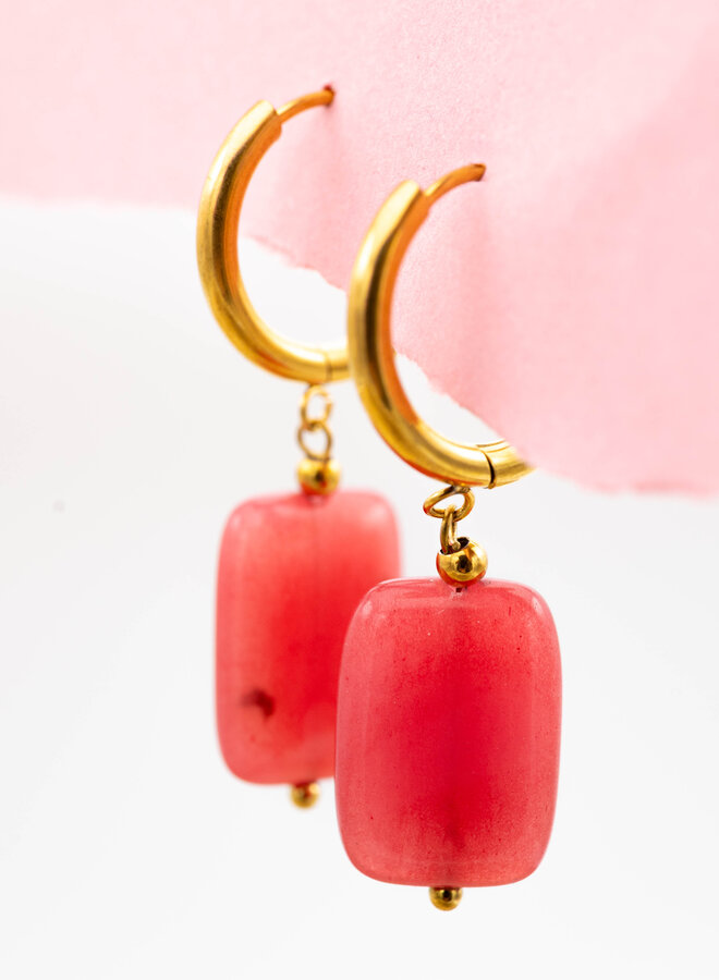 Bedel oorbellen groot roze steen goud