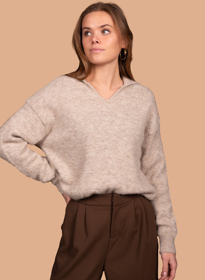 Warme trui met kraagje beige