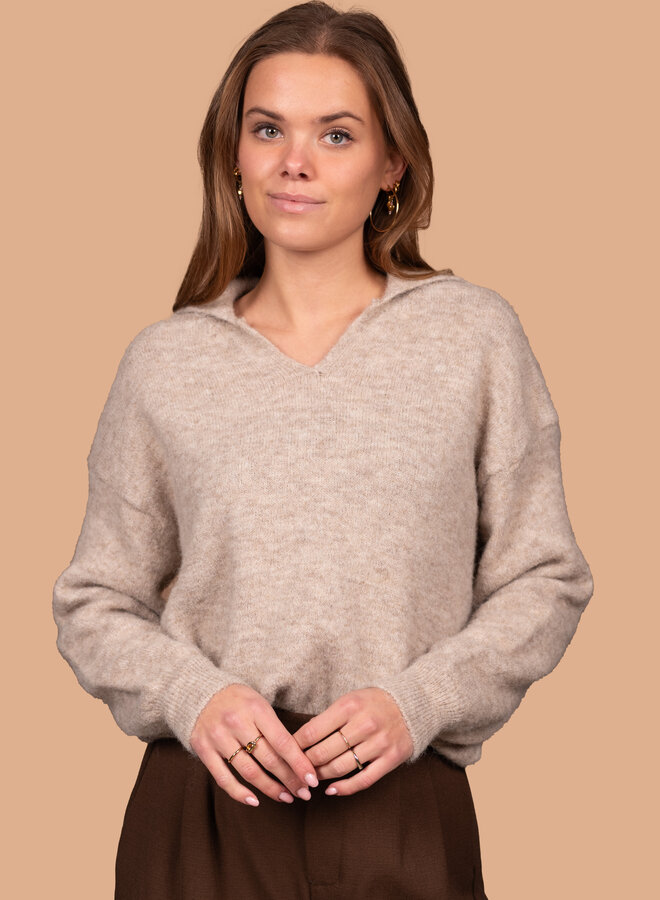 Warme trui met kraagje beige