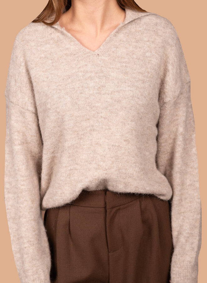 Warme trui met kraagje beige